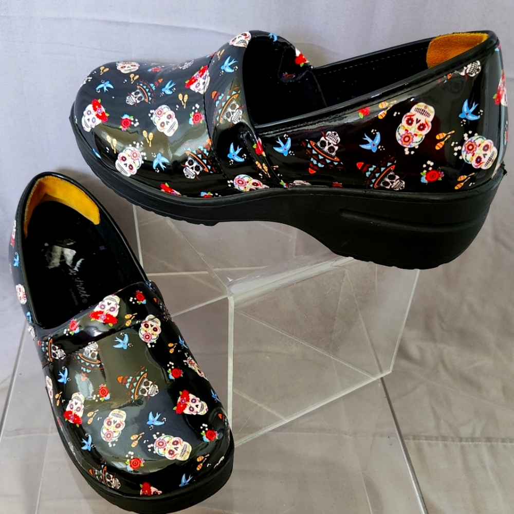 Easy Street Clogs. Size 10. Dia De Las Mierta design. Black
